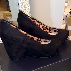 Black wedges